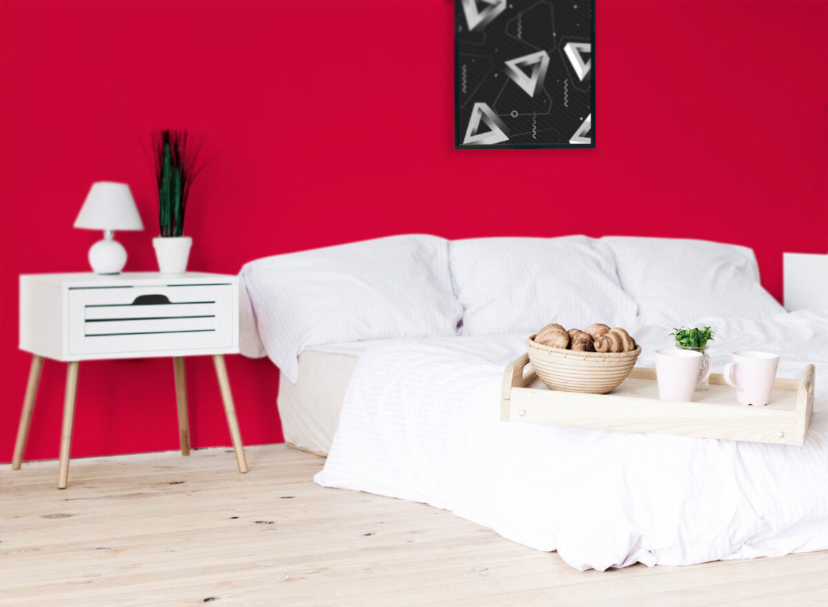 Стая със стени, боядисани в цвят божур