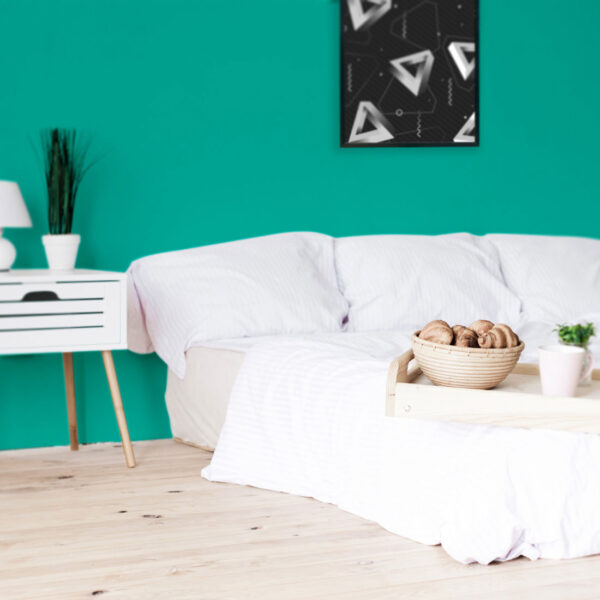 Стая със стени, боядисани в цвят тюркоаз